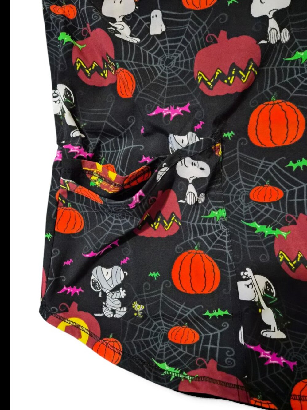 Womens V-Neck Scrub Top Peanuts Charlie Brown Spooky Snoopy Halloween Size S-3XL - Picture 6 of 8